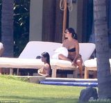 组图：卡戴珊度假日光浴 丰腴美背一览无余