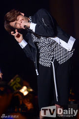 组图：众男团帅气大比拼 SHINee激情献唱