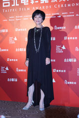 组图：台影奖郭采洁花裙俏皮 许玮宁深V性感