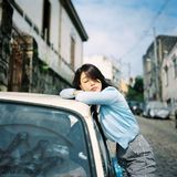 组图：邓家佳明媚街拍曝光 阳光惬意文青范儿