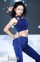 组图：韩团Kara四人舞台 露脐装甜美性感