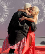 组图：克里斯-布朗黑超墨镜 热情相拥酷劲十足