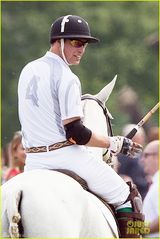 王子大对决！威廉哈里参加马球赛笑容满面(图)