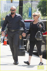 组图：休-杰克曼牵手爱妻回旅馆 光头造型惹眼