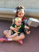 组图：萌娃姐弟COS雷神与洛基 见大洛基显惊恐