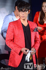 组图：《老千2》TOP红西服框架镜亮相 呆萌帅气