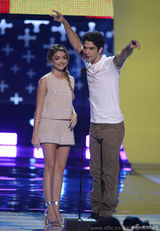 组图：青少年选择奖卡戴珊姐妹争艳 赛琳娜性感