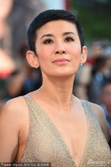 组图：吴君如陪夫出征威尼斯 金闪闪深V秀美胸