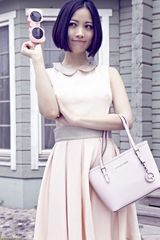 组图：姚贝娜夏日写真曝光 粉裙翩翩优雅性感