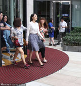 组图：高圆圆现身酒店笑容满面 获众人簇拥