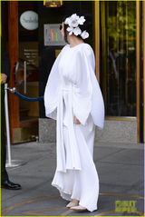 组图：Gaga黑发戴白花扮优雅贵妇 百褶宽袍个性