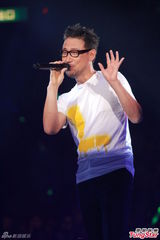 组图：郭伟亮音乐会大咖多 陈奕迅骑车登场搞怪