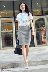 组图：徐璐巧搭休闲T恤 轻熟出街引领时尚