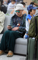 组图：《爸爸》萌娃现台北 黄磊二郎腿姐姐呆萌