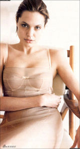 组图：性感满载 安吉丽娜-朱莉美艳照颠倒众生