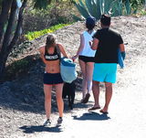 组图：暮光女克里斯汀-斯图尔特超短热裤携友度假 粉嫩屁股蛋见人