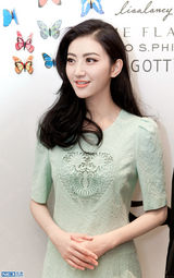 组图：景甜面若桃花亮相剪彩 胸前镂空透露性感