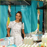 组图：阿尔芭梳马尾辫清爽迷人 爱女小脸肉嘟嘟