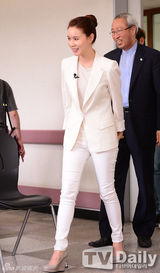 组图：韩星朴诗恩任慈善大使白衣显利落