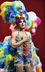 组图：赵权穿女三角裤似Gaga 妖娆赛梦露