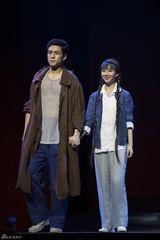 组图：田沁鑫《山楂树》 小彩旗连跑9场