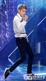 组图：B1A4凭新曲夺冠 T-ara孝敏透视裙秀性感