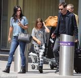 组图：柯特妮-考克斯与未婚夫买钻戒 好事将近