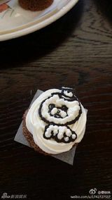 组图：蔡依林微博三宝 钢管屋虎做蛋糕