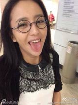 组图：陈思成晒佟丽娅逗比私房照 女神变表情帝