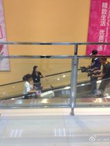 组图：女神变村姑！张柏芝黄圣依干农活打篮球