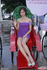 组图：六候选亚姐宣传 背心热裤吸晴包围拍照