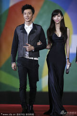 组图：乔任梁帅气亮相 佟晨洁黑丝PK叶梓萱低胸