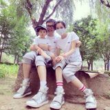 组图：美女硕士毕业抱儿子怀女儿被赞人生赢家