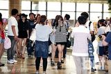 组图：T-ara机场齐亮相 墨镜热裤超时尚