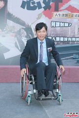 组图：郭晋安为宣传坐轮椅 田蕊妮假发像徐子珊