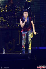 组图：多变哈林(庾澄庆)唱金曲 登小巨蛋万人同欢