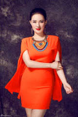 组图：雷佳唱响青奥会会歌 传递奥运精神