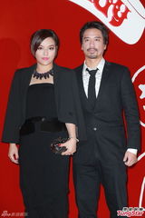 组图：郑希怡大婚热吻老公 欲为阿娇牵红线