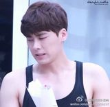 组图：《盗墓笔记》路透 李易峰穿西装帅气逼人