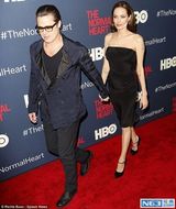 组图:不要得罪化妆师！朱莉脸涂白粉亮相很灾难