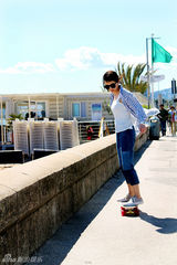 组图：夏梓桐夏日酷玩滑板 动感十足童心未泯