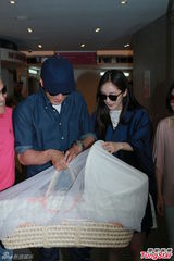 组图：小糯米睡相曝光 杨幂刘恺威提篮小心翼翼