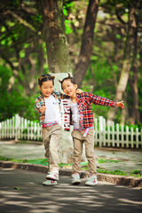 独家：汤镇业双胞胎女儿大甜大圆首曝光