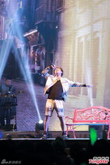 组图：张敬轩为舞台剧损失大 钟舒漫低胸需报备