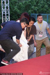 组图：人妻Selina红唇美艳容光焕发 尴尬险跌倒