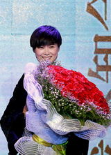 组图：李宇春七夕音乐会 喂粉丝吃饼干