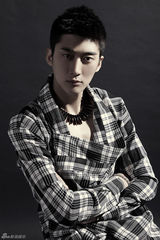 组图：宋珉宇潮装写真 目光深邃气场足