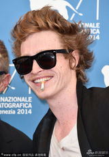 组图：《天知道》亮相威尼斯 性格男琼斯竖中指