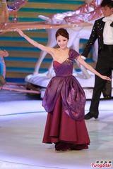 组图：李云迪钢琴伴奏 港姐众佳丽齐跳溜冰舞