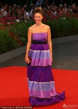 组图：衰姐们屌丝男友变型男 内衣超模爆乳相挺